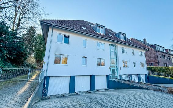 Wohnen im Grünen: Exklusive Maisonettewohnung mit großer Dachterrasse in Sackgasse in Essen-Frintrop