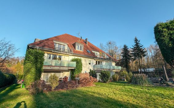 Wohnen im Grünen: Exklusive Maisonettewohnung mit großer Dachterrasse in Sackgasse in Essen-Frintrop