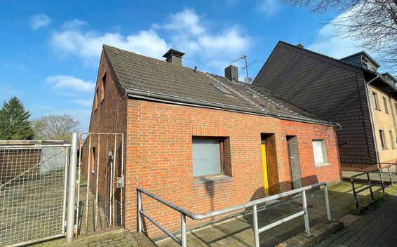 **Renditestarker Garagenhof mit 16 Garagen samt Doppelhaus auf großem Grundstück in Altenessen!**