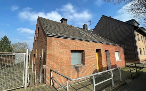 **Renditestarker Garagenhof mit 16 Garagen samt Doppelhaus auf großem Grundstück!**