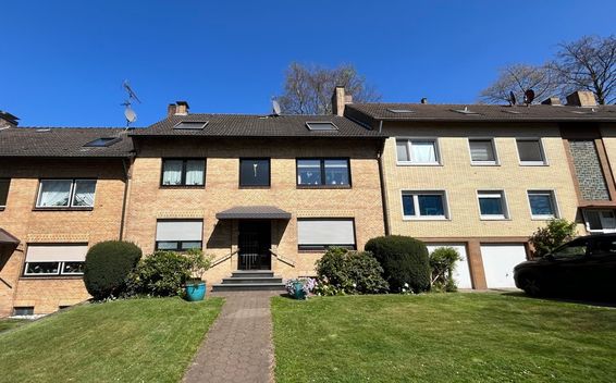 **RESERVIERT**Charmantes Dreifamilienhaus mit großem Garten und 2 Garagen in Essen-Frintrop**