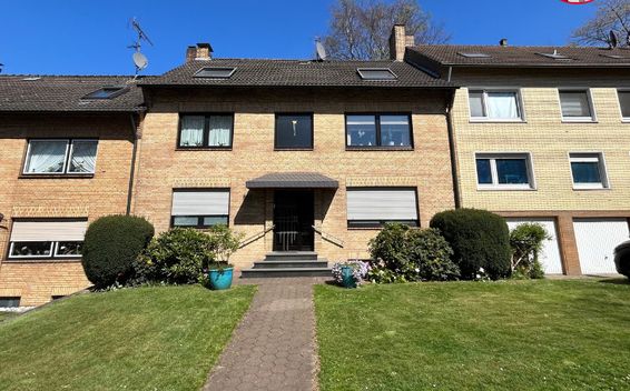 **RESERVIERT**Charmantes Dreifamilienhaus mit großem Garten und 2 Garagen in Essen-Frintrop**