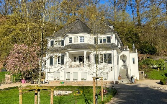 *** EINZIGARTIGES VILLENANWESEN MIT ATEMBERAUBENDEM GRUNDSTÜCK IM ESSENER SÜDEN ***