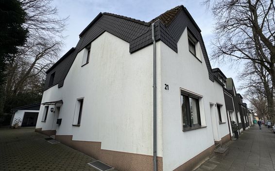 Doppelhaus mit zwei Wohneinheiten, Garten & Doppelgarage – Essen-Borbeck-Mitte